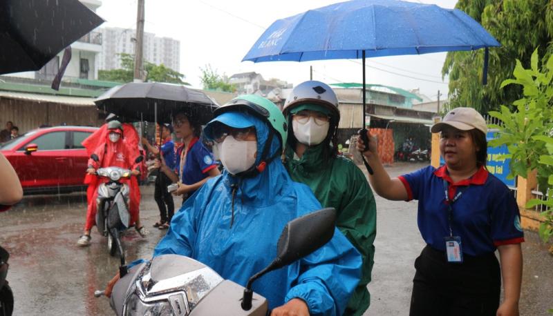 Đi làm thủ tục thi tốt nghiệp THPT, thí sinh gặp tình huống bất ngờ... - Ảnh 2.