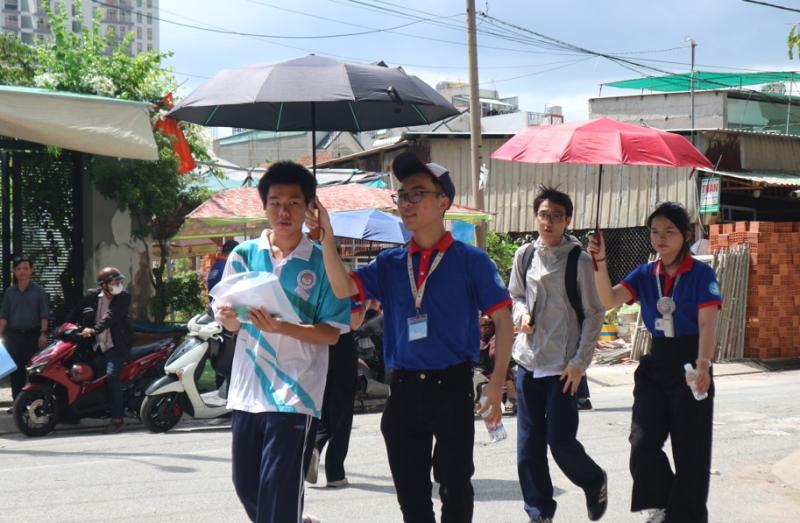 Đi làm thủ tục thi tốt nghiệp THPT, thí sinh gặp tình huống bất ngờ... - Ảnh 7.