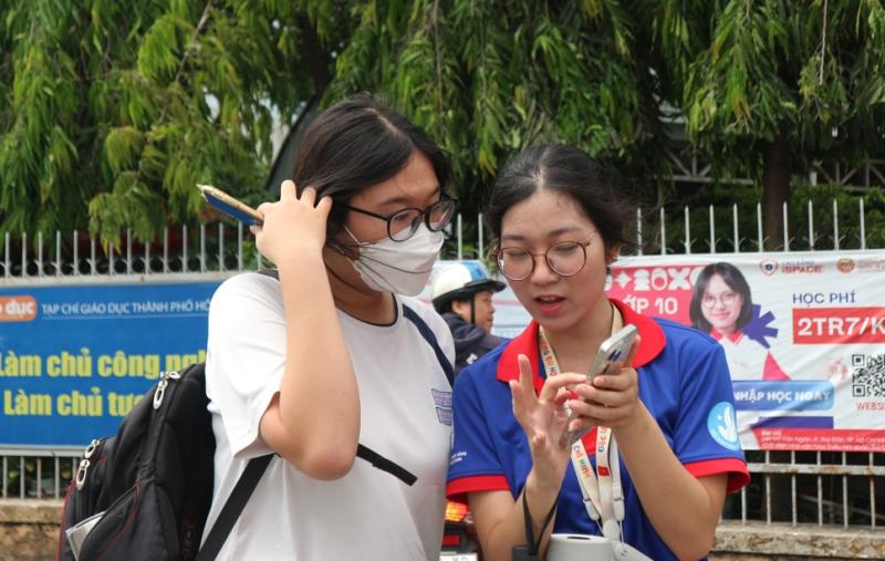 Đi làm thủ tục thi tốt nghiệp THPT, thí sinh gặp tình huống bất ngờ... - Ảnh 5.