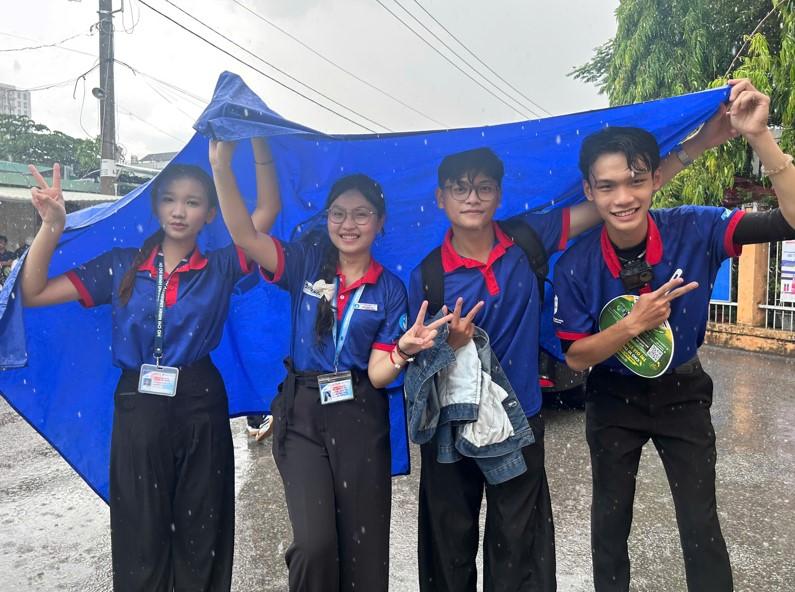 Đi làm thủ tục thi tốt nghiệp THPT, thí sinh gặp tình huống bất ngờ... - Ảnh 3.