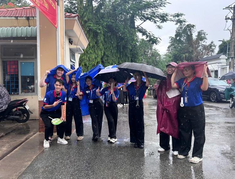 Đi làm thủ tục thi tốt nghiệp THPT, thí sinh gặp tình huống bất ngờ... - Ảnh 4.