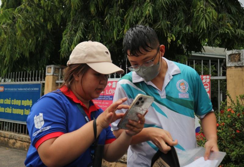 Không còn cảnh chen chúc xem phòng thi, thí sinh được hỗ trợ cách này... - Ảnh 3.