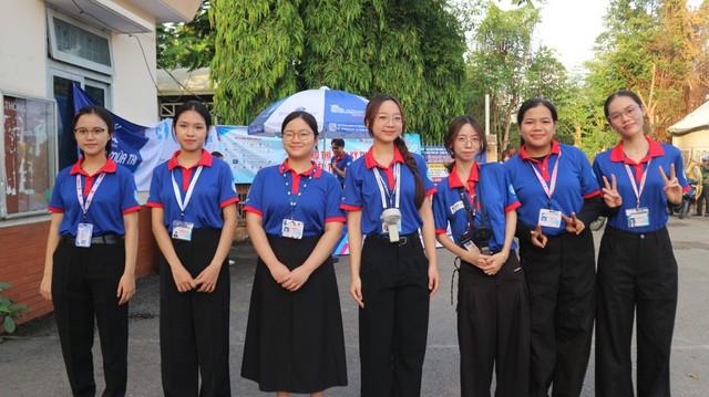 Không phải thí sinh nhưng vẫn dậy từ 5 giờ sáng đến điểm thi tốt nghiệp THPT - Ảnh 1.