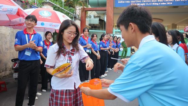 Không phải thí sinh nhưng vẫn dậy từ 5 giờ sáng đến điểm thi tốt nghiệp THPT - Ảnh 3.