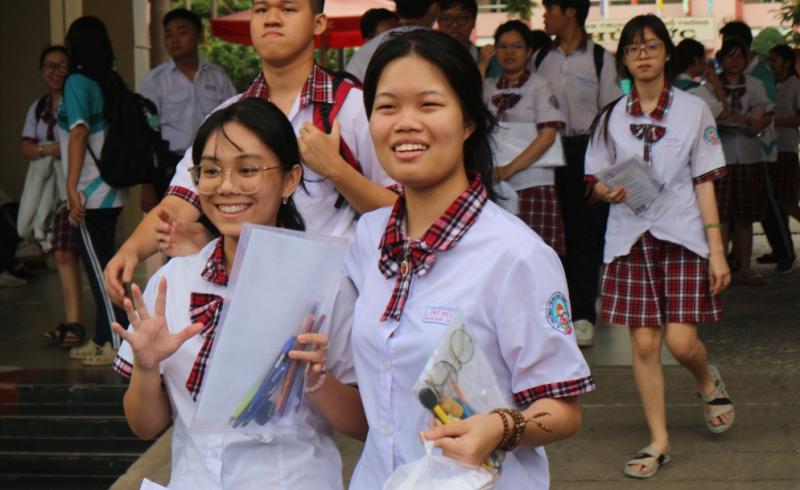 Thi văn xong, thí sinh đồng loạt gọi tên AI, Phạm Nhật Vượng - Ảnh 1.