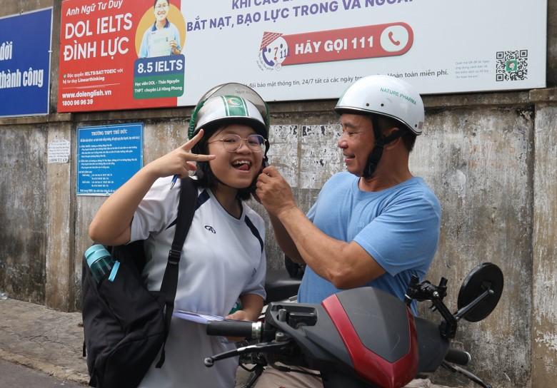 Thi văn xong, thí sinh đồng loạt gọi tên AI, Phạm Nhật Vượng - Ảnh 8.