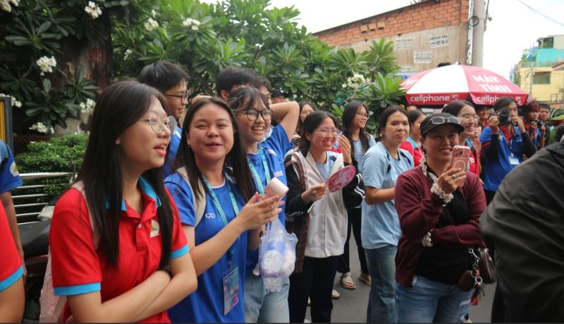 Thi văn xong, thí sinh đồng loạt gọi tên AI, Phạm Nhật Vượng - Ảnh 9.