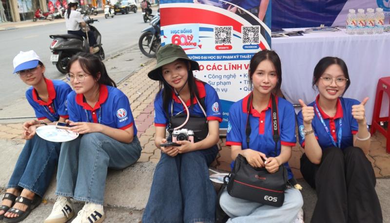 Quên giấy tờ, đi lộn điểm thi: Những pha 'thót tim' ở kỳ thi tốt nghiệp THPT - Ảnh 6.