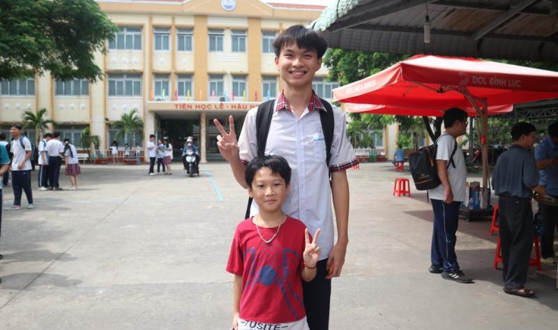 Thi xong tốt nghiệp THPT, nam sinh lao ra cổng làm cú 'siu' như Ronaldo - Ảnh 7.