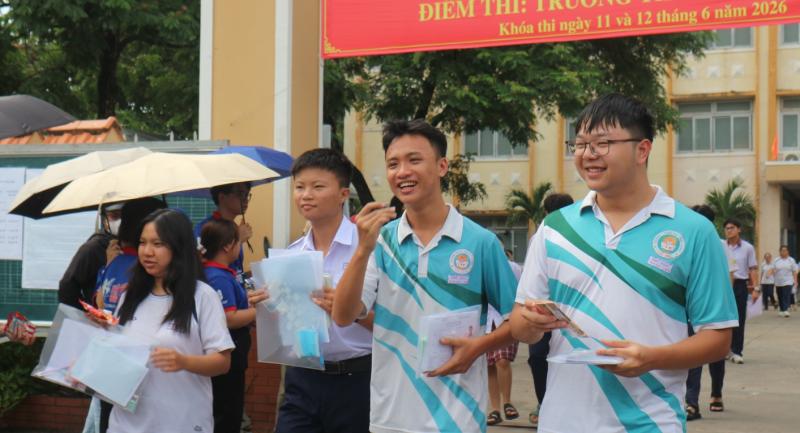 Thi xong tốt nghiệp THPT, nam sinh lao ra cổng làm cú 'siu' như Ronaldo - Ảnh 1.