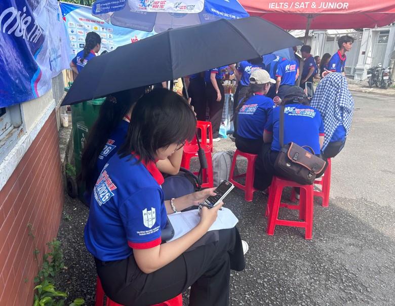 Vừa tiếp sức mùa thi cho thí sinh, vừa chạy đua với kỳ thi của mình - Ảnh 1.