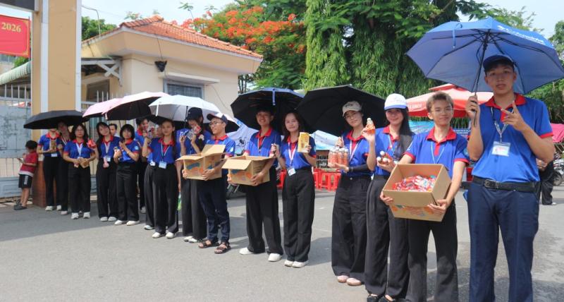 Vừa tiếp sức mùa thi cho thí sinh, vừa chạy đua với kỳ thi của mình - Ảnh 3.