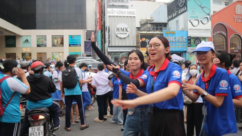 Vừa tiếp sức mùa thi cho thí sinh, vừa chạy đua với kỳ thi của mình - Ảnh 5.