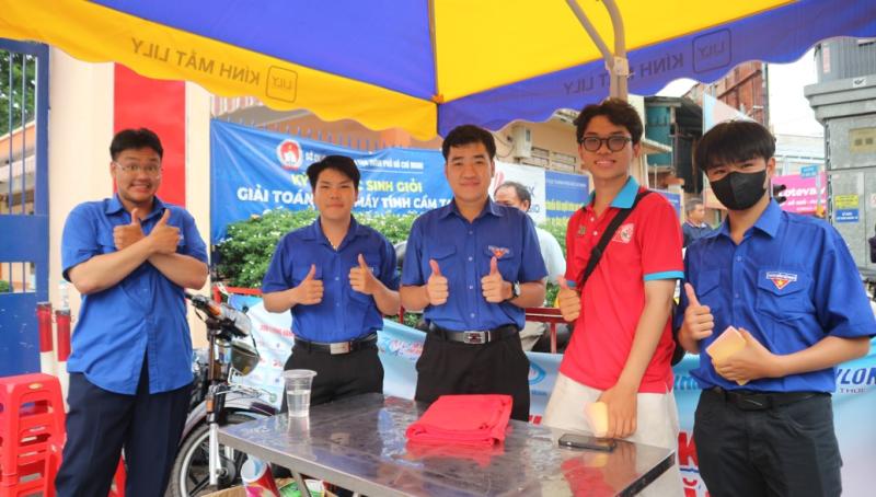 Vừa tiếp sức mùa thi cho thí sinh, vừa chạy đua với kỳ thi của mình - Ảnh 6.