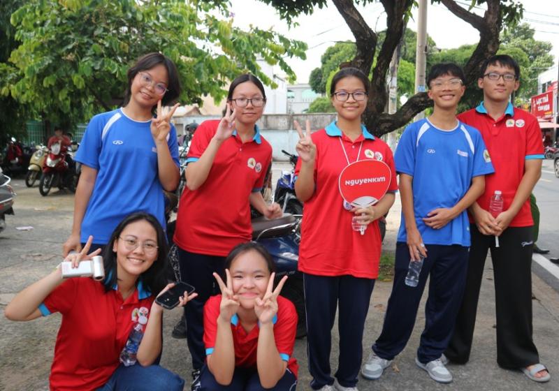 Vừa tiếp sức mùa thi cho thí sinh, vừa chạy đua với kỳ thi của mình - Ảnh 7.