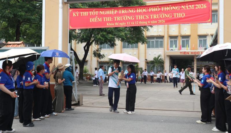 Vừa tiếp sức mùa thi cho thí sinh, vừa chạy đua với kỳ thi của mình - Ảnh 4.