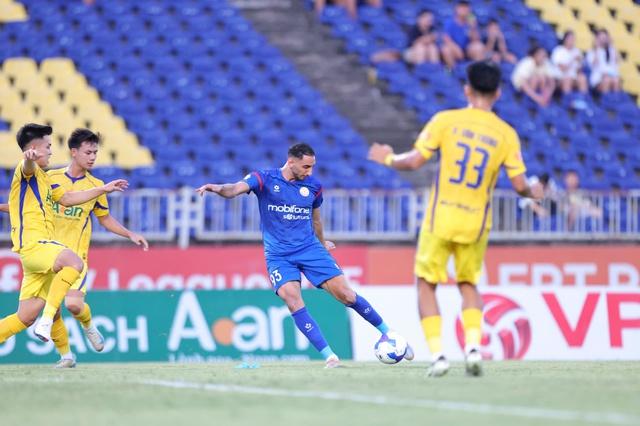 PVF-CAND bất ngờ đánh bại SLNA, đấu play-off giành vé trụ lại V-League- Ảnh 1.