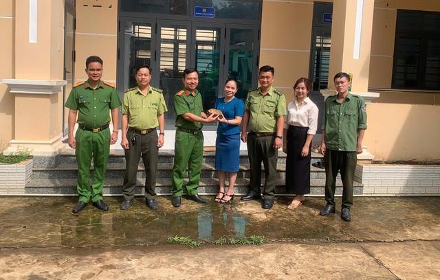 Đồng Nai: Người dân giao nộp rùa vàng, vượn má vàng quý hiếm 'đi lạc' - Ảnh 2.