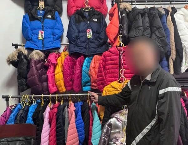 Dán nhãn hàng giả thời trang để bán kiếm lời, vợ chồng chủ shop bị khởi tố- Ảnh 2.