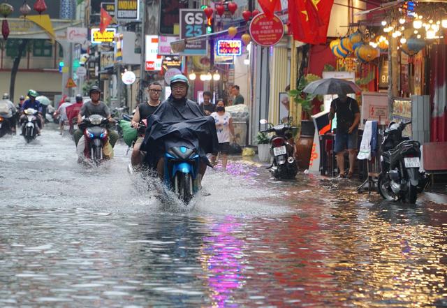 TP.HCM và Nam bộ còn mưa lớn kéo dài đến ngày mai
- Ảnh 1.