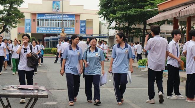 Đề toán tốt nghiệp THPT 2026 dễ, thí sinh ngủ gần 1 tiếng vẫn làm kịp - Ảnh 4.