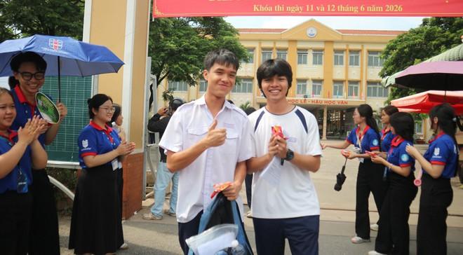 Thi xong tốt nghiệp THPT, nam sinh lao ra cổng làm cú 'siu' như Ronaldo - Ảnh 2.