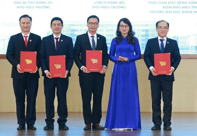 Bổ nhiệm loạt hiệu trưởng, hiệu phó các trường thành viên ĐH Quốc gia TP.HCM - Ảnh 7.