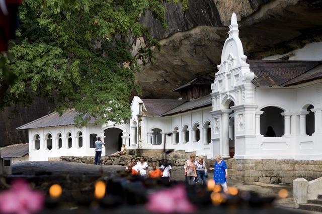 Đến Sri Lanka chiêm bái xá lợi răng Phật, ngắm cây bồ đề hơn 2.300 năm tuổi - Ảnh 4.