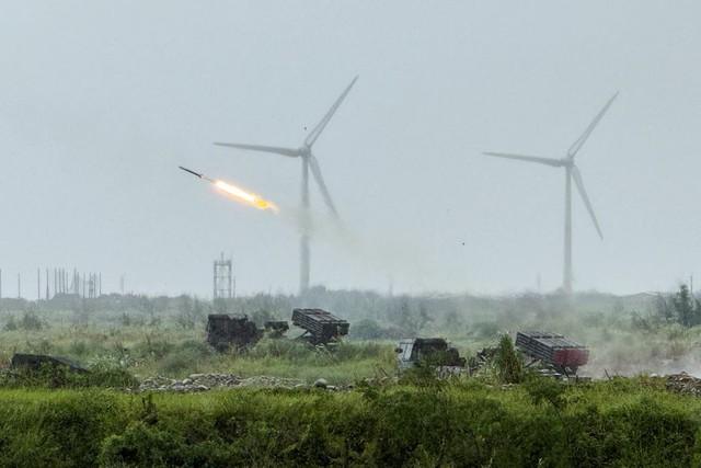 Taiwan simulates destroying an invading Chinese force in coastal drill - Ảnh 1.