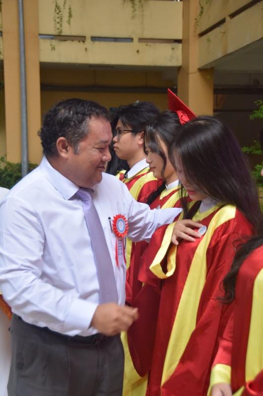 Thầy hiệu trưởng nhắn thí sinh 'phía trước là bầu  trời' trước ngày thi tốt nghiệp THPT - Ảnh 2.