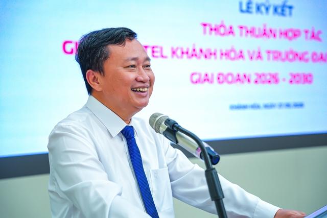 Bộ GD-ĐT trao quyết định bổ nhiệm Ban giám hiệu Trường ĐH Nha Trang- Ảnh 2.
