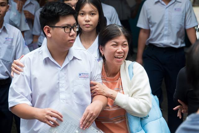 Đề văn hỏi 'thiếu cảm xúc', thí sinh dẫn chứng hoa hậu Hương Giang, Tôn Hoa Sen - Ảnh 2.