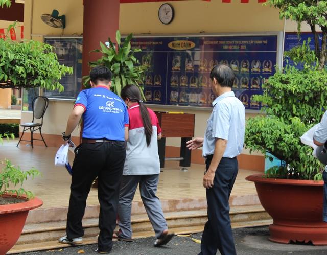 Tai nạn giao thông trước ngày thi tốt nghiệp THPT, nữ sinh TP.HCM được giúp đỡ - Ảnh 1.