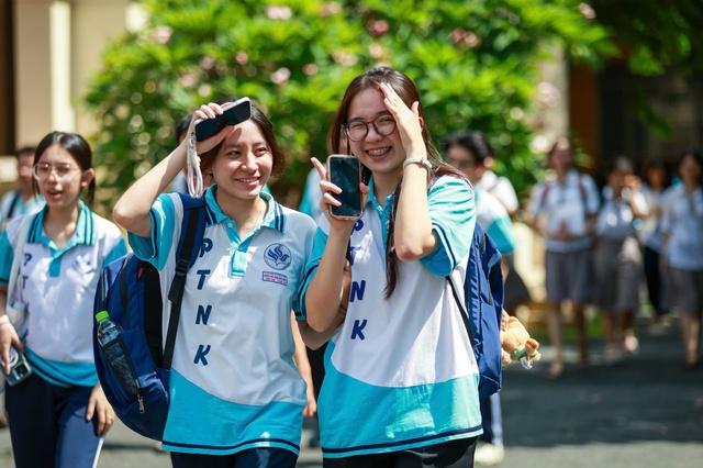 Nhiều thí sinh 'trúng tủ' đề văn thi tốt nghiệp THPT nhưng bất ngờ vì ra thơ - Ảnh 3.