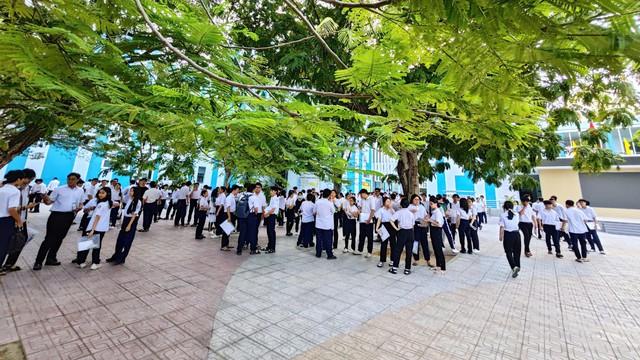 3 thí sinh Khánh Hòa bị đình chỉ vì sử dụng điện thoại trong phòng thi - Ảnh 2.