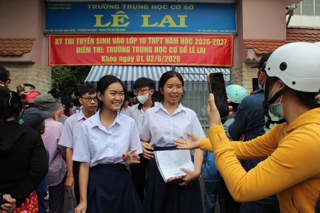 Khen đề văn lớp 10, thí sinh TP.HCM nói 'Sở GD-ĐT tặng quà 1.6 quá đã' - Ảnh 1.