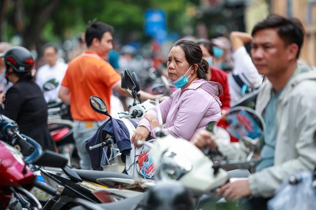'Những chiếc lá' của Nguyễn Đình Thi bất ngờ với thí sinh thi tốt nghiệp THPT 2026 - Ảnh 4.
