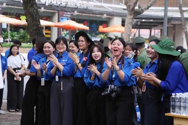 Không chỉ tiếp sức thí sinh, tình nguyện viên còn làm điều đặc biệt ngoài cổng trường- Ảnh 2.