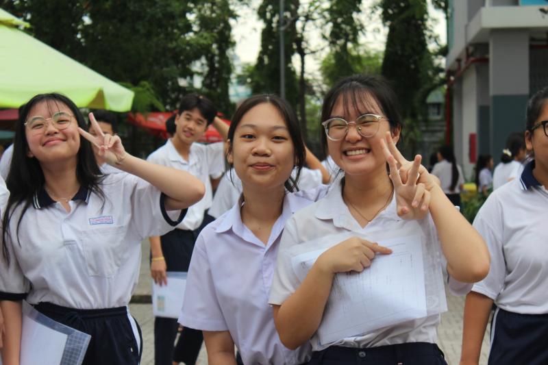 Vào phòng thi văn lớp 10 TP.HCM: Mang theo dầu gió và nhiều nụ cười - Ảnh 3.