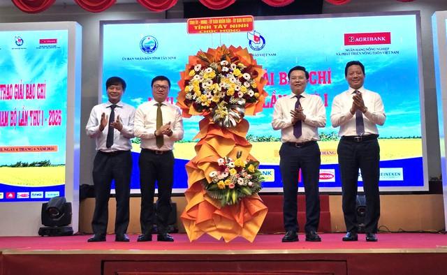 Trao Giải báo chí Nam bộ lần thứ I, vinh danh 22 tác phẩm xuất sắc- Ảnh 4. Trao Giải báo chí Nam bộ lần thứ I, vinh danh 22 tác phẩm xuất sắc- Ảnh 4.
