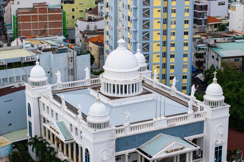 Nhà thờ 5 tháp vòm như 'cung điện' ở TP.HCM, có tượng Đức Mẹ bằng đồng đen- Ảnh 4.