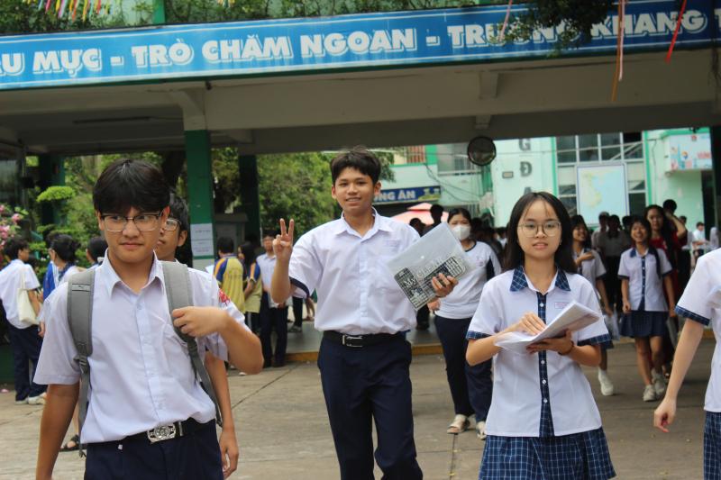 Đề toán thi lớp 10 TP.HCM 'rất dễ', 'dễ một cách ngạc nhiên'! - Ảnh 4.
