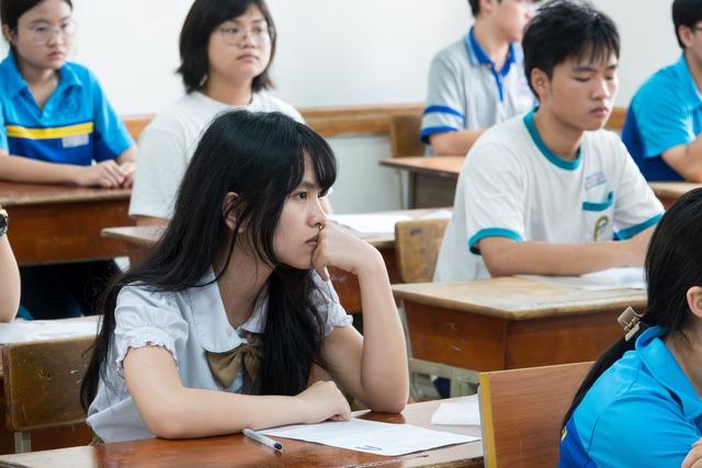Ngoài tốt nghiệp THPT, nhiều thí sinh 12 thi 3-4 kỳ thi khác để vào đại học - Ảnh 2.