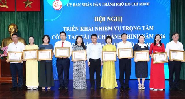 Một phường ở TP.HCM giúp dân cắt giảm 12.000 lượt giấy tờ - Ảnh 4.