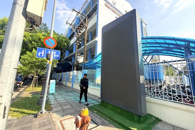TP.HCM muốn tháo dỡ hàng loạt biển quảng cáo lấn chiếm vỉa hè- Ảnh 2.