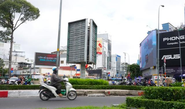 TP.HCM muốn tháo dỡ hàng loạt biển quảng cáo lấn chiếm vỉa hè- Ảnh 3.