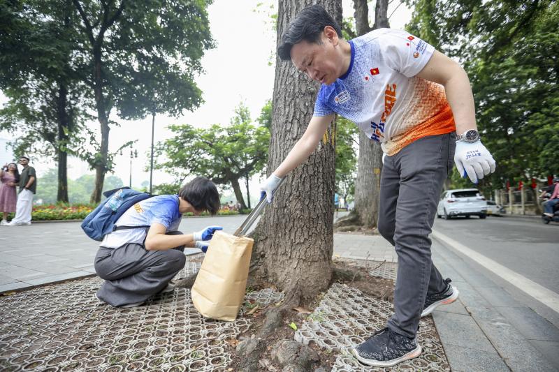 Chung tay làm sạch cảnh quan di sản nhân Ngày Môi trường thế giới - Ảnh 2.