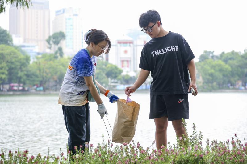 Chung tay làm sạch cảnh quan di sản nhân Ngày Môi trường thế giới - Ảnh 18.