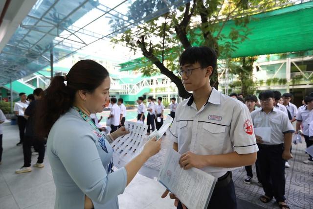 Thi tốt nghiệp THPT 2026: Đề chính thức môn ngữ văn xem tại đây - Ảnh 3.