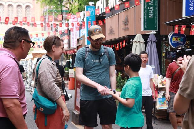 Những đứa trẻ tài năng: Cậu bé 9 tuổi nói thành thạo 4 ngôn ngữ - Ảnh 3.